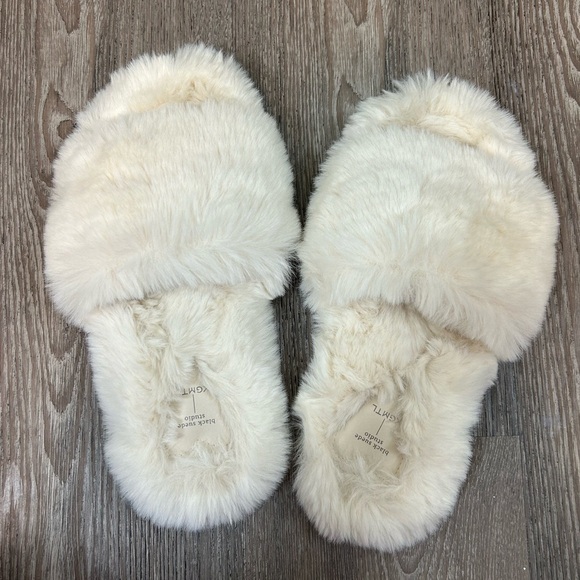 White BSS x KGMTL Fuzzy Slippers - Picture 4 of 12